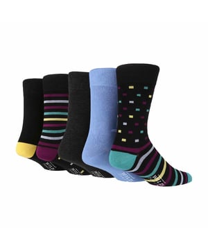 Pack de 5 calcetines Wild Feet de bambú jacquards para hombre: Los calcetines Wild Feet son una gran elección si buscas calidad, colores tradicionales así como algunos diseños clásicos a rayas para tus pies. Si buscas unos calcetines de vestir más suaves, estos son los ideales para ti. Estos calcetines están hechos de una rica viscosa de material de bambú que los hace muy transpirable, naturalmente que absorbe la humedad y algunos de los calcetines más suaves que jamás usarás. Estos calcetines son ideales para el día a día o para la jornada laboral. Incluso podrían ser un gran regalo para alguien que usted sabe que necesita una actualización en su cajón de calcetines con la increíble comodidad que proporcionan. Wild Feet es una gama de calcetines con diseños chulos, colores atrevidos y eslóganes extravagantes, desde carlinos y pingüinos hasta leones y llamas. - Elige entre una amplia gama de estilos para hombre y mujer, desde calcetines de vestir a calcetines deportivos. Incluso hay algunos estilos deportivos disponibles. Hay 4 variantes para elegir, con dibujos lisos y a rayas por paquete. Vienen en una talla para hombre 7-11 UK, están hechos de 70% Viscosa Bambú 28% Poliéster 2% Elastano y son lavables a máquina. Detalles adicionales del producto: Pack de 5 calcetines Jacquards para hombre Fibra de bambú viscosa 4 estilos Súper suaves y cómodos Un gran regalo Ideal para el uso diario Pies Salvajes Con la marca Una talla Para hombre 6-11 Lavables a máquina