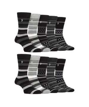 Farah - Paquete múltiple de 10 pares de calcetines de bambú brillante para hombre: Entra en un mundo de comodidad y estilo sin igual con los calcetines Farah Men's Bamboo Bright Socks. Mime sus pies con la lujosa suavidad del bambú y sienta cada paso como si caminara sobre las nubes. Este paquete de 10 calcetines para hombre está hecho de bambú, proporcionando un tacto suave y afelpado que eleva tu experiencia con los calcetines. Las propiedades únicas del bambú van más allá de la mera suavidad: estos calcetines regulan la temperatura de forma natural, garantizando calor en invierno y una sensación fresca y transpirable en verano. Si le preocupa la circulación, ¡no se preocupe! El diseño de agarre suave de estos calcetines contribuye a mejorar la circulación regular, favoreciendo el confort durante todo el día. Exprese su individualidad con los más de 12 diseños variados de rayas, colores vivos y lisos. . Disponibles en talla única de hombre 6-11 UK, estos calcetines están meticulosamente confeccionados en 69% Viscosa (de Bambú), 28% Poliéster, 2% Elastodieno y 1% Elastano para una mezcla de suavidad, durabilidad y flexibilidad. Se pueden lavar a máquina. Detalles adicionales del producto: Farah Men's Bamboo Socks 10 Pair Value Pack Super Soft Bamboo Moisture Wicking Striped & Coloured Patterns Hand-Linked Toe Seams Soft Gentle Grip Top Great For Circulation Over 12 Style Options Men's One Size: 6-11 UK Lavables a Máquina