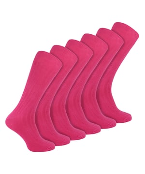 Calcetines de vestir de algodón de colores lisos: Eleva tu estilo diario con nuestros calcetines de algodón de colores lisos de canalé para hombre, un complemento vibrante y cómodo para tu colección de calcetines. Presentados con orgullo por Sock Snob, estos calcetines aportan un estallido de color y una suavidad sin igual a tu armario. Fabricados con algodón de tacto suave, estos calcetines proporcionan comodidad durante todo el año. Experimenta el calor en invierno y la regulación de la temperatura en verano, gracias a la naturaleza transpirable del algodón. El diseño acanalado de las perneras mejora tanto la comodidad como un ajuste seguro, haciendo de estos calcetines una excelente elección para cualquier ocasión. Sumérjase en nuestra extensa gama de más de 15 colores, meticulosamente elaborada para personas preocupadas por la moda que aprecian la variedad en su atuendo. Con opciones como negro, azul marino, azul real, rojo, amarillo, naranja, fucsia y más, puede añadir un toque de color a su conjunto diario. Estos calcetines están fabricados con un 84% de algodón, un 14% de poliamida y un 2% de elastano. Están disponibles en 15 colores: Negro, azul marino, gris claro, marrón, beige, carbón, azul real, blanco, burdeos, fucsia, morado, verde oscuro, rojo, amarillo y naranja. Disponibles en talla única de hombre 6-11 UK y lavables a máquina. Detalles adicionales del producto: Calcetines de Vestir de Colores para Hombre Paquete de 6 Pares 15 Opciones de Colores Ideales para Todas las Ocasiones Fibras Ricas en Algodón Agarre Suave en la Parte Superior Pierna Acanalada Super Cómodos Sencillos y Prácticos