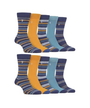 Farah - Paquete múltiple de 10 pares de calcetines de bambú brillante para hombre: Entra en un mundo de comodidad y estilo sin igual con los calcetines Farah Men's Bamboo Bright Socks. Mime sus pies con la lujosa suavidad del bambú y sienta cada paso como si caminara sobre las nubes. Este paquete de 10 calcetines para hombre está hecho de bambú, proporcionando un tacto suave y afelpado que eleva tu experiencia con los calcetines. Las propiedades únicas del bambú van más allá de la mera suavidad: estos calcetines regulan la temperatura de forma natural, garantizando calor en invierno y una sensación fresca y transpirable en verano. Si le preocupa la circulación, ¡no se preocupe! El diseño de agarre suave de estos calcetines contribuye a mejorar la circulación regular, favoreciendo el confort durante todo el día. Exprese su individualidad con los más de 12 diseños variados de rayas, colores vivos y lisos. . Disponibles en talla única de hombre 6-11 UK, estos calcetines están meticulosamente confeccionados en 69% Viscosa (de Bambú), 28% Poliéster, 2% Elastodieno y 1% Elastano para una mezcla de suavidad, durabilidad y flexibilidad. Se pueden lavar a máquina. Detalles adicionales del producto: Farah Men's Bamboo Socks 10 Pair Value Pack Super Soft Bamboo Moisture Wicking Striped & Coloured Patterns Hand-Linked Toe Seams Soft Gentle Grip Top Great For Circulation Over 12 Style Options Men's One Size: 6-11 UK Lavables a Máquina