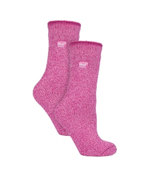 Calcetines térmicos de lana merina Heat Holders Ladies 2 Pack: Asegúrate de que tus pies se mantienen cómodos incluso en los días más fríos del invierno con estos calcetines térmicos Heat Holders de primera categoría con una calificación TOG de 2,9. Confeccionados con una mezcla de lana merino famosa por su excepcional capacidad de retención del calor y de evacuación de la humedad, estos calcetines térmicos largos emplean una tecnología de punto de vanguardia exclusiva de Heat Holders, que garantiza una calidez y un confort inigualables. Disfrute de la calidez y el confort durante todo el día con estos calcetines térmicos de pelo largo y lujosa y suave capa interior cepillada, diseñados para atrapar eficazmente el calor y amortiguar sus pies. Estos calcetines de lana merino para mujer están disponibles en 4 fantásticos colores: Negro, Lila, Rosa y Vino y están hechos de 54% Acrílico 36% Lana, 5% Nylon, 4% Poliéster y 1% Elastano. Se pueden lavar a máquina (en un ciclo suave) y están disponibles en un paquete de dos pares. Detalles adicionales del productoCalcetines de lana merina Heat Holders Paquete múltiple de 2 pares Talón y puntera reforzados Suave lana merina Interior cepillado 2.9 TOG Calor superior Señoras Talla única: 4-8 UK Lavado a máquina en frío en ciclo suave