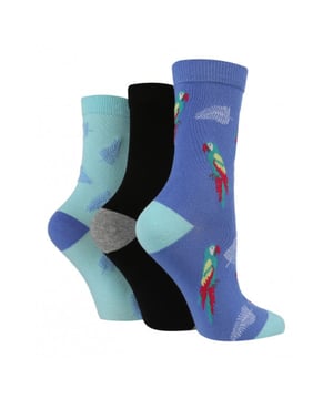 Wildfeet Ladies 3 Pack Calcetines de algodón: ¿Está buscando un regalo para el amante de los animales en su vida? No busques más, Wild Feet Ladies Cotton Rich Socks. Con una gran variedad de diseños de animales, son el regalo perfecto para cualquier persona que le encanta mostrar su pasión por los amigos peludos. Disfruta de una gran comodidad y transpirabilidad con estos calcetines Wild Feet, fabricados con fibras de algodón suaves y transpirables. Cada paquete de 3 incluye una mezcla de tres diseños divertidos y juguetones, que muestran una gama de novedosos motivos animales perfectos para cualquier ocasión. Tanto si estás haciendo recados, trabajando o simplemente descansando en casa, estos calcetines te garantizan unos pies cómodos y con estilo. Elija entre una variedad de diseños divertidos y juguetones, como adorables conejos, zorros astutos, gatos mimosos, loros coloridos, perros salchicha juguetones y abejas zumbonas, entre otros. Wild Feet es una gama de calcetines con diseños chulos, motivos simpáticos y eslóganes extravagantes: ¡desde carlinos y pingüinos hasta leones y llamas! - Elige entre una gama de estilos para hombre y mujer, desde calcetines tobilleros hasta calcetines deportivos. Hay 3 pares por paquete y vienen en talla única para señoras 4-8 UK. Están hechos de 76% algodón, 22% poliamida, 2% elastano y son lavables a máquina. Detalles adicionales del producto: Pack de 3 calcetines de algodón con dibujos de animales 7 estilos disponibles Suaves y cómodos Una gran idea para regalar Pies Salvajes Marca Wild Feet