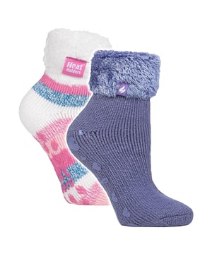 Calentadores - Calcetines Lounge: Calcetines Heat Holders Lounge. No se trata de unos calcetines normales, sino de su compañero ideal para los perezosos domingos de invierno. Nuestros calcetines Lounge están equipados con un agarre único en la parte inferior, lo que garantiza una tracción firme al caminar sobre suelos de madera resbaladizos. Para mayor comodidad, hemos incluido un puño giratorio. Esta característica de diseño no sólo garantiza un ajuste ceñido, sino que también proporciona una capa adicional de calidez que realmente mejora su experiencia de descanso. Mediante una innovadora tecnología de punto, hemos creado lo que llamamos Heat Holders Loops. Este exclusivo acolchado de bucles extralargos retiene más aire caliente, lo que aumenta significativamente el grado TOG de nuestros calcetines. El corazón de nuestros calcetines Heat Holders Lounge es nuestro hilo térmico especialmente desarrollado. Este hilo está diseñado para producir un aislamiento de alto rendimiento contra el frío, manteniendo al mismo tiempo una capacidad superior de transpiración de la humedad. Así que, despídase del frío y salude al calor. Nuestros calcetines Lounge están fabricados con una mezcla duradera de 91% de acrílico, 5% de nailon, 3% de poliéster y 1% de elastano. Están disponibles en las tallas de mujer 4-8 UK y en tres atractivos estilos de talón y puntera: negro, rosa y morado. Y por si fuera poco, se pueden lavar a máquina. Detalles clave del producto: - Elección de atractivos colores - Material de alta calidad - Diseño único - Perfectos para interiores y ocasiones informales - Adecuados para señoras de tallas (4-8 UK)