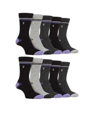 Farah - Paquete múltiple de 10 pares de calcetines de bambú brillante para hombre: Entra en un mundo de comodidad y estilo sin igual con los calcetines Farah Men's Bamboo Bright Socks. Mime sus pies con la lujosa suavidad del bambú y sienta cada paso como si caminara sobre las nubes. Este paquete de 10 calcetines para hombre está hecho de bambú, proporcionando un tacto suave y afelpado que eleva tu experiencia con los calcetines. Las propiedades únicas del bambú van más allá de la mera suavidad: estos calcetines regulan la temperatura de forma natural, garantizando calor en invierno y una sensación fresca y transpirable en verano. Si le preocupa la circulación, ¡no se preocupe! El diseño de agarre suave de estos calcetines contribuye a mejorar la circulación regular, favoreciendo el confort durante todo el día. Exprese su individualidad con los más de 12 diseños variados de rayas, colores vivos y lisos. . Disponibles en talla única de hombre 6-11 UK, estos calcetines están meticulosamente confeccionados en 69% Viscosa (de Bambú), 28% Poliéster, 2% Elastodieno y 1% Elastano para una mezcla de suavidad, durabilidad y flexibilidad. Se pueden lavar a máquina. Detalles adicionales del producto: Farah Men's Bamboo Socks 10 Pair Value Pack Super Soft Bamboo Moisture Wicking Striped & Coloured Patterns Hand-Linked Toe Seams Soft Gentle Grip Top Great For Circulation Over 12 Style Options Men's One Size: 6-11 UK Lavables a Máquina