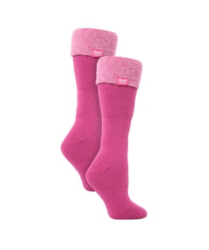 Calcetines para botas de agua Heat Holders Ladies 2 Pack: Te presentamos la solución para tus aventuras invernales al aire libre: ¡los calcetines para botas de agua Heat Holders! Estos calcetines ofrecen la misma calidez superior que nuestro calcetín Heat Holders original, pero con una longitud de pierna extra larga y soporte elástico para el pie y el tobillo, lo que los convierte en la elección perfecta para cualquiera que adore pasar tiempo al aire libre durante los fríos meses de invierno. Ya estés trabajando en la granja, haciendo senderismo en la montaña o simplemente dando un paseo por el parque, estos calcetines mantendrán tus pies acogedores y cómodos durante todo el día. Nuestro innovador hilo está diseñado para proporcionar un aislamiento de alto rendimiento incluso contra las temperaturas más frías, asegurando que te mantengas caliente y cómodo sin importar lo que el clima te depare. . Nuestro proceso de cepillado, realizado por nuestros expertos, ha sido diseñado para aumentar la calidez y el confort de cada calcetín. . Estos calcetines de agua están fabricados con un 91% de acrílico, un 5% de poliamida, un 3% de poliéster y un 1% de elastano, y están disponibles en 6 fantásticos colores: Negro, rojo, rosa mora, morado, fucsia e índigo. Vienen en un pack de 2 pares y son lavables a máquina. Detalles adicionales del productoCalcetines para agua caliente Wellington Pack de 2 pares Extra Largos Talón y Puntera Reforzados Fabricados para el Exterior Interior Suave y Cepillado 2.3 TOG Calor Superior