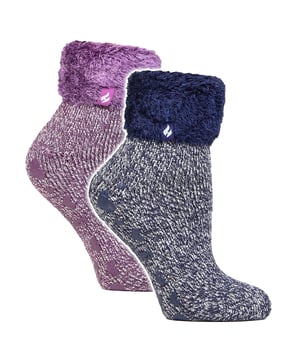 Calentadores - Calcetines Lounge: Calcetines Heat Holders Lounge. No se trata de unos calcetines normales, sino de su compañero ideal para los perezosos domingos de invierno. Nuestros calcetines Lounge están equipados con un agarre único en la parte inferior, lo que garantiza una tracción firme al caminar sobre suelos de madera resbaladizos. Para mayor comodidad, hemos incluido un puño giratorio. Esta característica de diseño no sólo garantiza un ajuste ceñido, sino que también proporciona una capa adicional de calidez que realmente mejora su experiencia de descanso. Mediante una innovadora tecnología de punto, hemos creado lo que llamamos Heat Holders Loops. Este exclusivo acolchado de bucles extralargos retiene más aire caliente, lo que aumenta significativamente el grado TOG de nuestros calcetines. El corazón de nuestros calcetines Heat Holders Lounge es nuestro hilo térmico especialmente desarrollado. Este hilo está diseñado para producir un aislamiento de alto rendimiento contra el frío, manteniendo al mismo tiempo una capacidad superior de transpiración de la humedad. Así que, despídase del frío y salude al calor. Nuestros calcetines Lounge están fabricados con una mezcla duradera de 91% de acrílico, 5% de nailon, 3% de poliéster y 1% de elastano. Están disponibles en las tallas de mujer 4-8 UK y en tres atractivos estilos de talón y puntera: negro, rosa y morado. Y por si fuera poco, se pueden lavar a máquina. Detalles clave del producto: - Elección de atractivos colores - Material de alta calidad - Diseño único - Perfectos para interiores y ocasiones informales - Adecuados para señoras de tallas (4-8 UK)