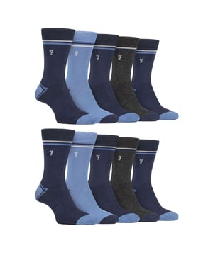 Farah - Paquete múltiple de 10 pares de calcetines de bambú brillante para hombre: Entra en un mundo de comodidad y estilo sin igual con los calcetines Farah Men's Bamboo Bright Socks. Mime sus pies con la lujosa suavidad del bambú y sienta cada paso como si caminara sobre las nubes. Este paquete de 10 calcetines para hombre está hecho de bambú, proporcionando un tacto suave y afelpado que eleva tu experiencia con los calcetines. Las propiedades únicas del bambú van más allá de la mera suavidad: estos calcetines regulan la temperatura de forma natural, garantizando calor en invierno y una sensación fresca y transpirable en verano. Si le preocupa la circulación, ¡no se preocupe! El diseño de agarre suave de estos calcetines contribuye a mejorar la circulación regular, favoreciendo el confort durante todo el día. Exprese su individualidad con los más de 12 diseños variados de rayas, colores vivos y lisos. . Disponibles en talla única de hombre 6-11 UK, estos calcetines están meticulosamente confeccionados en 69% Viscosa (de Bambú), 28% Poliéster, 2% Elastodieno y 1% Elastano para una mezcla de suavidad, durabilidad y flexibilidad. Se pueden lavar a máquina. Detalles adicionales del producto: Farah Men's Bamboo Socks 10 Pair Value Pack Super Soft Bamboo Moisture Wicking Striped & Coloured Patterns Hand-Linked Toe Seams Soft Gentle Grip Top Great For Circulation Over 12 Style Options Men's One Size: 6-11 UK Lavables a Máquina
