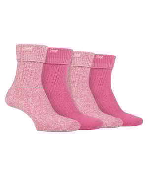 Jeep Damen 4er Pack Umschlag-Socken: Wir präsentieren die Jeep Super Soft Umschlag-Socken, ein bezauberndes Set in Doppelpack, das für ultimativen Komfort und Gemütlichkeit entworfen wurde. Hergestellt aus 97% Polyester und 3% Elastan, bieten diese knöchellangen Damensocken ein seidenähnliches Gefühl und sind außergewöhnlich atmungsaktiv. Die mittlere Dicke, die gerippten Beine und die standardmäßigen Zehennaht verleihen ihnen eine ansprechende Optik und machen sie zur perfekten Ergänzung für Stiefel mit Knöchelhöhe. Mit einer charmanten Jeep-Stickerei an den umgeschlagenen Bündchen kommen diese Socken in harmonierenden einfarbigen und melierten Farben. Ihr verbessertes dekoratives Rippmuster strahlt Eleganz und Stil aus. Trotz der dicken Strickart geben diese Socken Feuchtigkeit effizient ab und ermöglichen Luftzirkulation, sodass Ihre Füße den ganzen Tag über komfortabel bleiben. Maschinenwaschbar bei 40°, bieten diese Jeep Super Soft Umschlag-Socken unschlagbare Weichheit und Wärme und sind ein absolutes Must-have für Ihre Sockensammlung. Gönnen Sie Ihren Füßen ein luxuriöses Erlebnis mit diesen verwöhnenden Socken. Zusätzliche Produktdetails: Hergestellt aus 97% Polyester, 3% Elastan - seidenähnliches Gefühl, hoch atmungsaktiv. Perfekte Passform für Stiefel mit Knöchelhöhe, mittlere Dicke, gerippte Beine. Charmante Jeep-Stickerei, harmonierende einfarbige & melierte Farben. Elegantes Rippmuster, feuchtigkeitsableitendes & luftzirkulierendes Design. Maschinenwaschbar bei 40°, unschlagbare Weichheit & Wärme. Luxuriöses Erlebnis für Ihre Füße, ein Must-have für Ihre Sammlung.