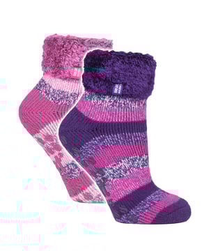 Calentadores - Calcetines Lounge: Calcetines Heat Holders Lounge. No se trata de unos calcetines normales, sino de su compañero ideal para los perezosos domingos de invierno. Nuestros calcetines Lounge están equipados con un agarre único en la parte inferior, lo que garantiza una tracción firme al caminar sobre suelos de madera resbaladizos. Para mayor comodidad, hemos incluido un puño giratorio. Esta característica de diseño no sólo garantiza un ajuste ceñido, sino que también proporciona una capa adicional de calidez que realmente mejora su experiencia de descanso. Mediante una innovadora tecnología de punto, hemos creado lo que llamamos Heat Holders Loops. Este exclusivo acolchado de bucles extralargos retiene más aire caliente, lo que aumenta significativamente el grado TOG de nuestros calcetines. El corazón de nuestros calcetines Heat Holders Lounge es nuestro hilo térmico especialmente desarrollado. Este hilo está diseñado para producir un aislamiento de alto rendimiento contra el frío, manteniendo al mismo tiempo una capacidad superior de transpiración de la humedad. Así que, despídase del frío y salude al calor. Nuestros calcetines Lounge están fabricados con una mezcla duradera de 91% de acrílico, 5% de nailon, 3% de poliéster y 1% de elastano. Están disponibles en las tallas de mujer 4-8 UK y en tres atractivos estilos de talón y puntera: negro, rosa y morado. Y por si fuera poco, se pueden lavar a máquina. Detalles clave del producto: - Elección de atractivos colores - Material de alta calidad - Diseño único - Perfectos para interiores y ocasiones informales - Adecuados para señoras en tallas (4-8 UK)