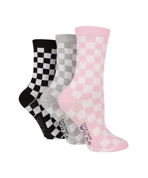 Wildfeet Ladies 3 Pack Calcetines de algodón: ¿Está buscando un regalo para el amante de los animales en su vida? No busques más, Wild Feet Ladies Cotton Rich Socks. Con una gran variedad de diseños de animales, son el regalo perfecto para cualquier persona que le encanta mostrar su pasión por los amigos peludos. Disfruta de una gran comodidad y transpirabilidad con estos calcetines Wild Feet, fabricados con fibras de algodón suaves y transpirables. Cada paquete de 3 incluye una mezcla de tres diseños divertidos y juguetones, que muestran una gama de novedosos motivos animales perfectos para cualquier ocasión. Tanto si estás haciendo recados, trabajando o simplemente descansando en casa, estos calcetines te garantizan unos pies cómodos y con estilo. Elija entre una variedad de diseños divertidos y juguetones, como adorables conejos, zorros astutos, gatos mimosos, loros coloridos, perros salchicha juguetones y abejas zumbonas, entre otros. Wild Feet es una gama de calcetines con diseños chulos, motivos simpáticos y eslóganes extravagantes: ¡desde carlinos y pingüinos hasta leones y llamas! - Elige entre una gama de estilos para hombre y mujer, desde calcetines tobilleros hasta calcetines deportivos. Hay 3 pares por paquete y vienen en talla única para señoras 4-8 UK. Están hechos de 76% algodón, 22% poliamida, 2% elastano y son lavables a máquina. Detalles adicionales del producto: Pack de 3 calcetines de algodón con dibujos de animales 7 estilos disponibles Suaves y cómodos Una gran idea para regalar Pies Salvajes Marca Wild Feet
