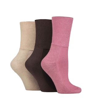 IOMI 3 Pack Calcetines Diabéticos de Bambú con Pie Acolchado: Los calcetines IOMI están especialmente diseñados para apoyar y ayudar a sus pies. Estos calcetines ayudan a controlar los síntomas de Edema, Linfoedema, Retención de Líquidos y otras condiciones asociadas con pies y tobillos hinchados, hasta calcetines protésicos especialmente diseñados para amputados por debajo de la rodilla, calcetines para diabéticos y calcetines de compresión energizantes. Estos magníficos calcetines de mezcla de bambú, lujosamente suaves, se han fabricado para sujetar las piernas sin elasticidad y sin la tirantez que puede causar problemas a cualquier persona con problemas circulatorios. La parte superior de nido de abeja, de forma y tejido especiales, se amolda cómodamente al contorno de las piernas sin ejercer presión y sin causar las dolorosas marcas que deja la constricción que puede crear la elasticidad normal. También incluyen punteras unidas a mano para unas costuras suaves, por lo que tiene sentido elegir estos ligeros calcetines para diabéticos de IOMI para cuidar sus piernas todos los días. El bambú como fibra es lujosamente suave gracias a sus propiedades naturales y es muy superior al algodón. Además, evacua la humedad del pie de forma natural. Detalles adicionales del producto: IOMI Footnurse Paquete de 3 Calcetines de Bambú para Diabéticos Pierna Extra Ancha Sin Costuras Costura Lisa en los Dedos 9 Opciones de Color Pie Acolchado Tacto Suave Disponibles en 4 Tallas Actifresh Higienizados Ideales para Piernas Grandes o Hinchadas Parte Superior con Panal Lavable a Máquina