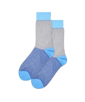 Calcetines Light Colourful Thin Glittery de Happy Socks: Sumérgete en un delicioso confort con los calcetines Light Colourful Thin Glittery Socks de Happy Socks. Diseñados para pies planos en tallas 36-40 y 41-46, estos seductores calcetines armonizan a la perfección tanto con conjuntos relajados como elegantes, convirtiéndolos en un golpe brillante para tu cajón de calcetines. El confort relajante se teje en cada par, configurándolos como un básico desenfadado para cualquiera. La serie Happy Socks Glittery se ha creado con la intención de endulzar tus pasos, como un dulce hace con las papilas gustativas. Combinando un diseño ultraligero, un brillo que recuerda al polvo de estrellas y una adaptabilidad que abarca todas las estaciones, estos calcetines están pensados para acompañarte en cualquier ocasión. Aunque están hechos de poliamida fina, su resistencia se toma prestada de los calcetines de mayor grosor, adornados con ese brillo extra, y servidos en tonos azul y verde. Cada par de estos calcetines finos con purpurina de colores claros conlleva una gran cantidad de ventajas. El encanto translúcido e impregnado de purpurina añade una pizca de elegancia, mientras que el material diáfano garantiza una comodidad inquebrantable. Fabricados en un 84% de poliamida, estos calcetines tienen la resistencia necesaria para un uso duradero. Características principales del producto: - Estilo exuberante con acento de purpurina - Tejido superior de 84% de poliamida - Construcción etérea pero resistente - Adaptables a todos los climas - Igualmente adecuados para entornos informales y formales
