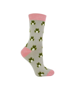 Miss Sparrow Calcetines de bambú con dibujos de animales: Miss Sparrow enorgullece sus productos con la filosofía de hacer que tus pies se sientan fabulosos durante todo el año. Ya sea por sus productos elegantes y con estilo, te traen accesorios únicos, emocionantes y a la moda, llenos de individualidad para darte la confianza de ser tú misma. Si buscas calcetines de bambú con colores brillantes, divertidos y alocados, ¡estos calcetines de Miss Sparrow son perfectos! Con un montón de estampados como lunares, rayas, zig zags ¡y mucho más! Seguro que encuentras el par perfecto para alegrar tus pies. Sus calcetines mantendrán tus dedos calientes y harán sonreír a tus seres queridos en ocasiones especiales. Incluso pueden ser un magnífico regalo para usted o para un ser querido. Estos calcetines son transpirables, hipoalergénicos, antibacterianos y muy suaves. Hay muchos diseños disponibles, incluyendo: Puffins, ranas, pingüinos y muchos más. Esta gama de calcetines está fabricada con un 54% de bambú, un 22% de algodón, un 16% de poliéster, un 6% de nailon y un 2% de elastano. Tallas para mujer: 4-7 UK. Lavables a máquina a menos de 40ºC. No lavar en seco. No planchar. No usar lejía. Detalles adicionales del producto: Calcetines Miss Sparrow para mujer Calcetines de bambú novedosos Un gran regalo Fibras ricas en bambú Diseños divertidos Super suaves y transpirables Hipoalergénicos Antibacterianos Lavables a máquina a menos de 40