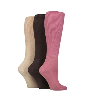 IOMI 3 Pack de calcetines de bambú hasta la rodilla para diabéticos: Estos magníficos y lujosamente suaves calcetines de mezcla de bambú ahora vienen en una versión extra larga hasta la rodilla para que puedas tener una suavidad y comodidad extra. Han sido confeccionados para sujetar las piernas sin elasticidad, y sin la tirantez que puede causar problemas a cualquier persona con problemas circulatorios. Los calcetines IOMI están especialmente diseñados para sujetar y ayudar a los pies. Estos calcetines ayudan a controlar los síntomas del edema, linfoedema, retención de líquidos y otras afecciones asociadas a los pies y tobillos hinchados, hasta calcetines protésicos especialmente diseñados para amputados por debajo de la rodilla, calcetines para diabéticos y calcetines de compresión energizantes. El bambú como fibra es lujosamente suave gracias a sus propiedades naturales y es muy superior al algodón. . También incluyen punteras unidas a mano para unas costuras suaves, por lo que tiene sentido elegir estos calcetines ligeros para diabéticos de IOMI para cuidar sus piernas todos los días. Estos calcetines están disponibles en Negro y están hechos de: 43% Viscosa de Bambú, 40% Algodón, 12% Poliéster, 3% Poliamida, 2% Elastano. Están disponibles en 4 tallas: 4-8, 6-8½, 9-11 & 12-14 UK y son lavables a máquina. Detalles adicionales del producto: Calcetines Diabéticos IOMI Footnurse de Bambú hasta la Rodilla No Atar Pierna Extra Ancha Costura Suave en la Punta Acolchado para el Pie Tacto Suave Disponibles en 4 Tallas Sanitized Actifresh Ideal para Piernas Grandes o Hinchadas HoneyComb Top Lavable a Máquina