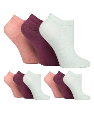 IOMI - Calcetines de entrenamiento para diabéticos multipack de 9 pares para mujer: Descubra la solución ideal para el cuidado del pie diabético con los calcetines especialmente diseñados para mujeres. Diseñados por expertos técnicos, estos calcetines IOMI Diabetic Trainer ofrecen un enfoque a medida para la salud del pie diabético con un corte bajo, ideal para los meses de primavera y verano. Estos magníficos calcetines, lujosamente suaves y ricos en algodón, se han confeccionado para sujetar los tobillos sin elasticidad y sin la tirantez que puede causar problemas a cualquier persona con problemas circulatorios. Diseñados para adaptarse perfectamente a los contornos del tobillo, los remates en forma de panal de abeja especialmente moldeados y tejidos son una gran característica que elimina los incómodos anillos de constricción, cruciales para las personas diabéticas. También incluyen punteras enlazadas a mano para unas costuras suaves, esenciales para facilitar la comodidad de los diabéticos y prevenir las agujetas, por lo que tiene sentido elegir estos ligeros calcetines de entrenamiento para diabéticos de IOMI para cuidar sus piernas todos los días. . Estos calcetines vienen en paquetes de 9 pares y están disponibles en 8 opciones diferentes. Están hechos de: 77% Algodón, 15% Poliéster, 1% Elastano. Vienen en talla única de mujer 4-8 UK y son lavables a máquina. Detalles adicionales del producto: IOMI Footnurse 9 pares de calcetines para diabéticos NON ELASTIC Ankle Top Smooth Toe Seam HoneyComb Top Hand Linked Toe Seam Soft Touch Cotton Diseñados para la diabetes