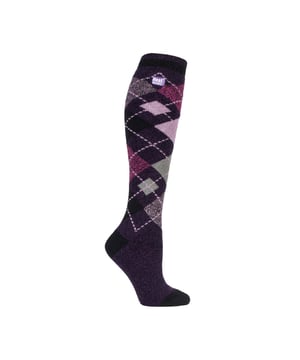 Calcetines largos Heat Holders Lite para mujer: Ya están aquí los nuevos calcetines Heat Holders Lite. ¡Ahora con un estilo extra largo! Los creadores de Heat Holders han escuchado las peticiones de los clientes para crear un calcetín térmico que no sea tan grueso, ahora los Heat Holders pueden caber en un zapato de vestir normal o en una zapatilla deportiva. Sin embargo, su sólido índice de 1,6 tog significa que tus pies seguirán estando muy calientes. Con muchos estilos fabulosos de marga entre los que elegir, tus pies estarán elegantes y calientes al mismo tiempo, ¿quién no querría eso? Esta versión de los calcetines Heat Holders Lite es extra larga, llegando justo por debajo de la rodilla, dándote más calor para toda la pierna. Características principales. Heat Holders Yarn - Nuestro hilo térmico especialmente desarrollado proporciona un aislamiento de alto rendimiento contra el frío con una capacidad superior de transpiración de la humedad. Heat Holders Loops - La innovadora tecnología de tejido de punto produce nuestra exclusiva pila acolchada con bucles extralargos para retener más aire caliente, aumentando el índice TOG. Heat Holders Brushing - Por último, nuestro experto proceso de cepillado maximiza la cantidad de aire caliente retenido en el interior de cada calcetín para ofrecer una calidez total y comodidad durante todo el día. Heat Holders Lite Long Tog rating - Estos calcetines están científicamente probados para ser 5 veces más cálidos que un calcetín básico de algodón, con un tog rating de 1,6. Esta nueva versión de los calcetines Heat Holders resuelve el problema del "grosor excesivo" de los calcetines Heat Holders originales. Estos calcetines están hechos de 91% acrílico, 5% nylon, 3% poliéster, 1% elastano, y son de la talla 4-8 UK.