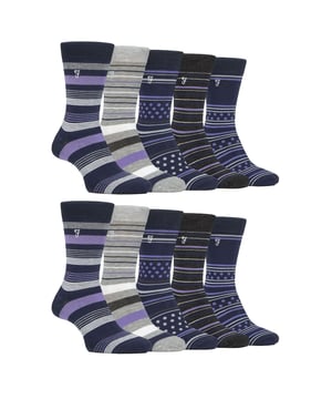 Farah - Paquete múltiple de 10 pares de calcetines de bambú brillante para hombre: Entra en un mundo de comodidad y estilo sin igual con los calcetines Farah Men's Bamboo Bright Socks. Mime sus pies con la lujosa suavidad del bambú y sienta cada paso como si caminara sobre las nubes. Este paquete de 10 calcetines para hombre está hecho de bambú, proporcionando un tacto suave y afelpado que eleva tu experiencia con los calcetines. Las propiedades únicas del bambú van más allá de la mera suavidad: estos calcetines regulan la temperatura de forma natural, garantizando calor en invierno y una sensación fresca y transpirable en verano. Si le preocupa la circulación, ¡no se preocupe! El diseño de agarre suave de estos calcetines contribuye a mejorar la circulación regular, favoreciendo el confort durante todo el día. Exprese su individualidad con los más de 12 diseños variados de rayas, colores vivos y lisos. . Disponibles en talla única de hombre 6-11 UK, estos calcetines están meticulosamente confeccionados en 69% Viscosa (de Bambú), 28% Poliéster, 2% Elastodieno y 1% Elastano para una mezcla de suavidad, durabilidad y flexibilidad. Se pueden lavar a máquina. Detalles adicionales del producto: Farah Men's Bamboo Socks 10 Pair Value Pack Super Soft Bamboo Moisture Wicking Striped & Coloured Patterns Hand-Linked Toe Seams Soft Gentle Grip Top Great For Circulation Over 12 Style Options Men's One Size: 6-11 UK Lavables a Máquina