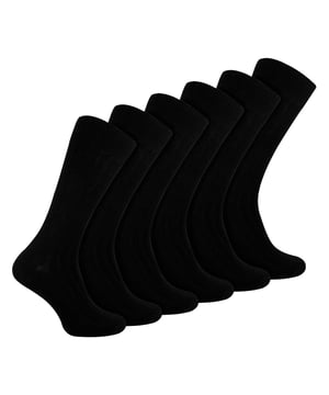 Calcetines de vestir de algodón de colores lisos: Eleva tu estilo diario con nuestros calcetines de algodón de colores lisos de canalé para hombre, un complemento vibrante y cómodo para tu colección de calcetines. Presentados con orgullo por Sock Snob, estos calcetines aportan un estallido de color y una suavidad sin igual a tu armario. Fabricados con algodón de tacto suave, estos calcetines proporcionan comodidad durante todo el año. Experimenta el calor en invierno y la regulación de la temperatura en verano, gracias a la naturaleza transpirable del algodón. El diseño acanalado de las perneras mejora tanto la comodidad como un ajuste seguro, haciendo de estos calcetines una excelente elección para cualquier ocasión. Sumérjase en nuestra extensa gama de más de 15 colores, meticulosamente elaborada para personas preocupadas por la moda que aprecian la variedad en su atuendo. Con opciones como negro, azul marino, azul real, rojo, amarillo, naranja, fucsia y más, puede añadir un toque de color a su conjunto diario. Estos calcetines están fabricados con un 84% de algodón, un 14% de poliamida y un 2% de elastano. Están disponibles en 15 colores: Negro, azul marino, gris claro, marrón, beige, carbón, azul real, blanco, burdeos, fucsia, morado, verde oscuro, rojo, amarillo y naranja. Disponibles en talla única de hombre 6-11 UK y lavables a máquina. Detalles adicionales del producto: Calcetines de Vestir de Colores para Hombre Paquete de 6 Pares 15 Opciones de Colores Ideales para Todas las Ocasiones Fibras Ricas en Algodón Agarre Suave en la Parte Superior Pierna Acanalada Super Cómodos Sencillos y Prácticos