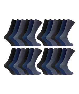24 pares de calcetines para hombre - Ultimate Comfort 100% Algodón:  Mejora tu juego de calcetines con esta increíble oferta a granel. Consigue no sólo 12, sino la friolera de 24 pares de estos calcetines 100% algodón que ofrecen una comodidad y practicidad insuperables. Fabricados con algodón de primera calidad, estos calcetines son el epítome de la suavidad y la transpiración.  Disfrute de la lujosa comodidad de estos calcetines, perfectos para largas jornadas de trabajo o para relajarse en casa. Diga adiós a la irritación y hola a la máxima comodidad. El material de algodón transpirable mantiene los pies frescos y frescos, reduciendo el riesgo de molestias y ampollas. Además, la parte superior holgada garantiza que no se formen anillos de constricción en las piernas, incluso después de un uso prolongado.  Estos calcetines están totalmente acanalados para que se mantengan firmes, por lo que son ideales para llevar a diario o como calcetines ligeros de vestir. Experimente la tecnología diaria para sus pies. Con 24 pares en un paquete, están disponibles en las tallas 6-11 Reino Unido y 11-14 Reino Unido, y en negro, marrón y negro/marino/gris. Lavables a máquina para su comodidad.  Detalles adicionales del producto:  Oferta de 24 pares a granel - Calcetines de algodón Ultimate Comfort 100% algodón supersuave Inmejorable relación calidad-precio Comodidad inigualable Propiedades de absorción de la humedad Diseño acanalado para un ajuste seguro Versátiles para uso casual o formal No irritan con la parte superior suelta Disponibles en las tallas 6-11 UK o 11-14 UK Lavables a máquina Recuerda, ¡son 24 pares de pura comodidad!