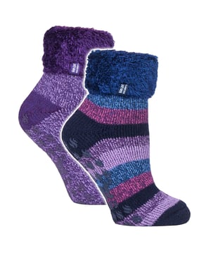 Heat Holders - Lounge Socken: Heat Holders Lounge Socken. Diese sind nicht einfach nur gewöhnliche Haussocken; sie sind Ihr idealer Begleiter für gemütliche Wintersonntage. Unsere Lounge Socken sind mit einem einzigartigen Grip an der Unterseite ausgestattet, der Ihnen sicheren Halt beim Gehen auf rutschigen Holzböden bietet. Zusätzlich haben wir einen umschlagbaren Bund hinzugefügt, der nicht nur für eine perfekte Passform sorgt, sondern auch eine zusätzliche Schicht Wärme bietet, die Ihr Entspannungserlebnis wirklich verbessert. Durch innovative Stricktechnologie haben wir das geschaffen, was wir Heat Holders Loops nennen. Dieses einzigartige, extra-lange, geschleppte Kuschelmaterial hält mehr warme Luft und erhöht die TOG-Bewertung unserer Socken erheblich. Im Herzen unserer Heat Holders Lounge Socken befindet sich unser speziell entwickelter thermischer Garn. Dieses Garn wurde entworfen, um eine leistungsstarke Isolierung gegen Kälte zu bieten, während es gleichzeitig hervorragende Feuchtigkeitsaufnahmefähigkeiten bewahrt. Also treten Sie in die Kälte und begrüßen Sie die Wärme. Unsere Lounge Socken bestehen aus einer strapazierfähigen Mischung von 91% Acryl, 5% Nylon, 3% Polyester und 1% Elasthan. Sie sind in Damengrößen 4-8 UK erhältlich und kommen in drei attraktiven Heel & Toe-Stilen - Schwarz, Pink & Lila. Und um das Ganze abzurunden, sind sie sicher maschinenwaschbar. Wichtige Produktdetails: - Auswahl an ansprechenden Farben - Hochwertiges Material - Einzigartiges Design - Perfekt für drinnen und legere Anlässe - Geeignet für Damen in den Größen (4-8 UK)