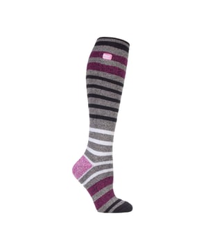 Calcetines largos Heat Holders Lite para mujer: Ya están aquí los nuevos calcetines Heat Holders Lite. ¡Ahora con un estilo extra largo! Los creadores de Heat Holders han escuchado las peticiones de los clientes para crear un calcetín térmico que no sea tan grueso, ahora los Heat Holders pueden caber en un zapato de vestir normal o en una zapatilla deportiva. Sin embargo, su sólido índice de 1,6 tog significa que tus pies seguirán estando muy calientes. Con muchos estilos fabulosos de marga entre los que elegir, tus pies estarán elegantes y calientes al mismo tiempo, ¿quién no querría eso? Esta versión de los calcetines Heat Holders Lite es extra larga, llegando justo por debajo de la rodilla, dándote más calor para toda la pierna. Características principales. Heat Holders Yarn - Nuestro hilo térmico especialmente desarrollado proporciona un aislamiento de alto rendimiento contra el frío con una capacidad superior de transpiración de la humedad. Heat Holders Loops - La innovadora tecnología de tejido de punto produce nuestra exclusiva pila acolchada con bucles extralargos para retener más aire caliente, aumentando el índice TOG. Heat Holders Brushing - Por último, nuestro experto proceso de cepillado maximiza la cantidad de aire caliente retenido en el interior de cada calcetín para ofrecer una calidez total y comodidad durante todo el día. Heat Holders Lite Long Tog rating - Estos calcetines están científicamente probados para ser 5 veces más cálidos que un calcetín básico de algodón, con un tog rating de 1,6. Esta nueva versión de los calcetines Heat Holders resuelve el problema del "grosor excesivo" de los calcetines Heat Holders originales. Estos calcetines están hechos de 91% acrílico, 5% nylon, 3% poliéster, 1% elastano, y son de la talla 4-8 UK.
