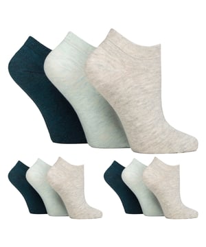 IOMI - Calcetines de entrenamiento para diabéticos multipack de 9 pares para mujer: Descubra la solución ideal para el cuidado del pie diabético con los calcetines especialmente diseñados para mujeres. Diseñados por expertos técnicos, estos calcetines IOMI Diabetic Trainer ofrecen un enfoque a medida para la salud del pie diabético con un corte bajo, ideal para los meses de primavera y verano. Estos magníficos calcetines, lujosamente suaves y ricos en algodón, se han confeccionado para sujetar los tobillos sin elasticidad y sin la tirantez que puede causar problemas a cualquier persona con problemas circulatorios. Diseñados para adaptarse perfectamente a los contornos del tobillo, los remates de nido de abeja de forma y tejido especiales eliminan los incómodos anillos de constricción, cruciales para las personas diabéticas. También incluyen punteras enlazadas a mano para unas costuras suaves, esenciales para facilitar la comodidad de los diabéticos y prevenir las agujetas, por lo que tiene sentido elegir estos ligeros calcetines de entrenamiento para diabéticos de IOMI para cuidar sus piernas todos los días. . Estos calcetines vienen en paquetes de 9 pares y están disponibles en 8 opciones diferentes. Están hechos de: 77% Algodón, 15% Poliéster, 1% Elastano. Vienen en talla única de mujer 4-8 UK y son lavables a máquina. Detalles adicionales del producto: IOMI Footnurse 9 pares de calcetines para diabéticos NON ELASTIC Ankle Top Smooth Toe Seam HoneyComb Top Hand Linked Toe Seam Soft Touch Cotton Diseñados para la diabetes