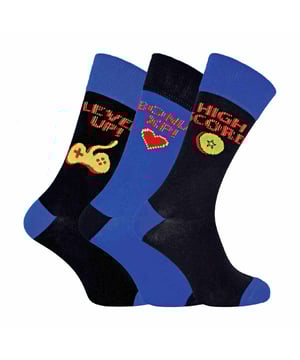 3 Pares de Calcetines Retro Gaming: ¿Eres fan de los videojuegos de la vieja escuela como Pac Man o Space Invaders? Pues tenemos el espaldarazo definitivo para cualquier videojugador que se precie, convertido en un genial juego de calcetines Retro Gaming. Estos calcetines son perfectos para cualquier amigo o familiar que sepas que es un gran jugador. ¿O quizás a ti te encantan los videojuegos? En cualquier caso, tanto si es un regalo como una compra descarada para ti mismo, estamos seguros de que te encantará esta divertida incorporación a tu colección de calcetines. Tanto si te sientas a jugar con tu consola favorita como si decides hacer una pausa en el juego y aventurarte por el mundo, estos calcetines atraerán todas las miradas con sus divertidos diseños y vivos colores. Estos calcetines están fabricados con un 45% de algodón, un 43% de poliéster, un 5% de acrílico, un 5% de poliamida y un 2% de elastano, son de la talla 6 a la 11 del Reino Unido y vienen en paquetes de 3 diseños diferentes. Se pueden lavar a máquina. Detalles adicionales del producto: Calcetines Retro Gaming Funky & Colourful Crew Length Un Gran Regalo Algodón Perfecto para el Día a Día y en Interiores Talla 6-11 UK 3 Diseños por Paquete Lavables a Máquina