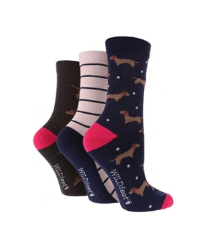 Wildfeet Ladies 3 Pack Calcetines de algodón: ¿Está buscando un regalo para el amante de los animales en su vida? No busques más, Wild Feet Ladies Cotton Rich Socks. Con una gran variedad de diseños de animales, son el regalo perfecto para cualquier persona que le encanta mostrar su pasión por los amigos peludos. Disfruta de una gran comodidad y transpirabilidad con estos calcetines Wild Feet, fabricados con fibras de algodón suaves y transpirables. Cada paquete de 3 incluye una mezcla de tres diseños divertidos y juguetones, que muestran una gama de novedosos motivos animales perfectos para cualquier ocasión. Tanto si estás haciendo recados, trabajando o simplemente descansando en casa, estos calcetines te garantizan unos pies cómodos y con estilo. Elige entre una gran variedad de diseños divertidos y juguetones, como adorables conejos, astutos zorros, adorables gatos, coloridos loros, juguetones perros salchicha y zumbadoras abejas, entre otros. Wild Feet es una gama de calcetines con diseños chulos, motivos simpáticos y eslóganes extravagantes: ¡desde carlinos y pingüinos hasta leones y llamas! - Elige entre una gama de estilos para hombre y mujer, desde calcetines tobilleros hasta calcetines deportivos. Hay 3 pares por paquete y vienen en talla única para señoras 4-8 UK. Están hechos de 76% algodón, 22% poliamida, 2% elastano y son lavables a máquina. Detalles adicionales del producto: Pack de 3 calcetines de algodón con dibujos de animales 7 estilos disponibles Suaves y cómodos Una gran idea para regalar Pies Salvajes Marca Wild Feet