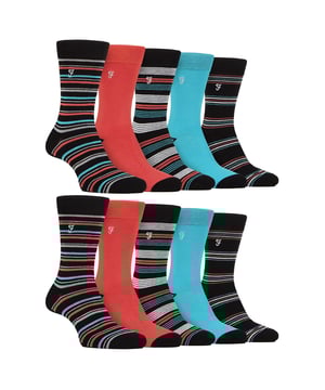 Farah - Paquete múltiple de 10 pares de calcetines de bambú brillante para hombre: Entra en un mundo de comodidad y estilo sin igual con los calcetines Farah Men's Bamboo Bright Socks. Mime sus pies con la lujosa suavidad del bambú y sienta cada paso como si caminara sobre las nubes. Este paquete de 10 calcetines para hombre está hecho de bambú, proporcionando un tacto suave y afelpado que eleva tu experiencia con los calcetines. Las propiedades únicas del bambú van más allá de la mera suavidad: estos calcetines regulan la temperatura de forma natural, garantizando calor en invierno y una sensación fresca y transpirable en verano. Si le preocupa la circulación, ¡no se preocupe! El diseño de agarre suave de estos calcetines contribuye a mejorar la circulación regular, favoreciendo el confort durante todo el día. Exprese su individualidad con los más de 12 diseños variados de rayas, colores vivos y lisos. . Disponibles en talla única de hombre 6-11 UK, estos calcetines están meticulosamente confeccionados en 69% Viscosa (de Bambú), 28% Poliéster, 2% Elastodieno y 1% Elastano para una mezcla de suavidad, durabilidad y flexibilidad. Se pueden lavar a máquina. Detalles adicionales del producto: Farah Men's Bamboo Socks 10 Pair Value Pack Super Soft Bamboo Moisture Wicking Striped & Coloured Patterns Hand-Linked Toe Seams Soft Gentle Grip Top Great For Circulation Over 12 Style Options Men's One Size: 6-11 UK Lavables a Máquina