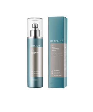 Rund zehn Jahre nach der erfolgreichen Lancierung des EYELASH ACTIVATING SERUMS bringt M2 BEAUTÉ eine weitere revolutionäre Produktinnovation auf den Markt: das HAIR ACTIVATING SERUM. Mit seinem hochpotenten Wirkstoffkomplex, der auf den Forschungsprinzipien und den Erfahrungswerten des EYELASH ACTIVATING SERUMS basiert, fördert es sowohl Haarwachstum, als auch Haardichte. Gleichzeitig verlängert es die Haarwachstumsphase und verzögert den Haarausfall. Das Ergebnis: langes, dichtes und natürlich schönes Haar in nur 6 bis 8 Wochen. Die feinabgestimmte Formulierung des HAIR ACTIVATING SERUMS beruht auf aktuellsten Forschungsergebnissen aus den Bereichen der Medizin und der Biochemie und garantiert eine Wirkstoffkombination auf allerhöchstem Niveau. Inhaltsstoffe wie Follicusan und Sandelholz stimulieren die äußere Schicht der Haarfollikel und regen dadurch das Haarwachstum an. Neueste Studien belegen außerdem, dass sich die Wachstumsphase nachweislich verlängert, wenn Haarfollikel Sandelholzduft ausgesetzt sind. Wirksam und Verträglich Gemäß der Produktphilosophie von M2 BEAUTÉ enthält das HAIR ACTIVATING SERUM ausschließlich Inhaltsstoffe mit nachgewiesener Wirksamkeit und Verträglichkeit. Es ist dermatologisch getestet und entspricht den EU-weiten Kosmetikrichtlinien. Zudem ist es frei von Hormonen, Silikonen, Parabenen und synthetischen Farbstoffen. Die Herstellung erfolgt ohne Tierversuche.