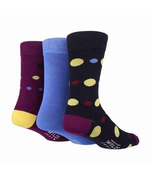 Pack de 3 calcetines estampados Wildfeet para hombre: Wild Feet son una gran opción si usted está después de la calidad, grandes colores, así como algunos patrones funky / diseños para los pies. Si buscas unos calcetines de vestir más suaves, estos son ideales para ti. ¡Estos calcetines están hechos de una rica viscosa de material de bambú que los hace muy transpirable, naturalmente que absorbe la humedad y algunos de los calcetines más suaves que jamás usarás! Hay 3 diseños para elegir: cuadrados, rayas y lunares, todos con un montón de opciones de color. Estos calcetines son ideales para el día a día o para la jornada laboral. Incluso podrían ser un gran regalo para alguien que usted sabe que necesita una actualización en su cajón de calcetines con la increíble comodidad que proporcionan. Wild Feet es una gama de calcetines con diseños chulos, colores atrevidos y eslóganes extravagantes, desde carlinos y pingüinos hasta leones y llamas. - Elige entre una amplia gama de estilos para hombre y mujer, desde calcetines de vestir a calcetines deportivos. Incluso hay algunos estilos deportivos disponibles. Se presentan en una talla única para hombre, de la 6 a la 11 del Reino Unido, están fabricados con un 70% de viscosa y bambú, un 28% de poliéster y un 2% de elastano, y se presentan en 10 estilos diferentes. Se pueden lavar a máquina. Detalles adicionales del producto: Paquete de 3 calcetines jacquards para hombre Fibra de bambú viscosa 14 diseños Súper suaves y cómodos Un gran regalo Ideal para el día a día Con la marca Wildfeet Talla única 6-11 UK Lavables a máquina