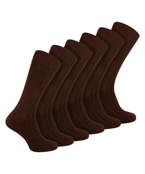 Calcetines de Vestir Lisos de Algodón para Hombre: Eleva tu estilo diario con nuestros Calcetines de Vestir Lisos de Algodón para Hombre, una adición vibrante y cómoda a tu colección de calcetines. Presentados con orgullo por Sock Snob, estos calcetines aportan un estallido de color y una suavidad inigualable a tu vestuario. Hechos de algodón de tacto suave, estos calcetines ofrecen comodidad durante todo el año. Experimenta calidez en invierno y regulación de temperatura en verano, gracias a la naturaleza transpirable del algodón. El diseño de pierna acanalada mejora tanto la comodidad como un ajuste seguro, lo que hace de estos calcetines una excelente opción para cualquier ocasión. Sumérgete en nuestra extensa gama de más de 15 colores, meticulosamente elaborados para personas con conciencia de la moda que aprecian la variedad en su vestimenta. Con opciones como Negro, Marino, Azul Real, Rojo, Amarillo, Naranja, Fucsia y más, puedes añadir un toque de color a tu conjunto diario. Estos calcetines están compuestos de un 84% de Algodón, 14% de Poliamida y 2% de Elastano. Vienen en 15 opciones de color que incluyen: Negro, Marino, Gris Claro, Marrón, Beige, Carbón, Azul Real, Blanco, Burdeos, Fucsia, Púrpura, Verde Oscuro, Rojo, Amarillo y Naranja. Disponibles en talla única para hombres 6-11 UK, también son lavables a máquina. Detalles adicionales del producto: Pack de 6 pares de calcetines de vestir de color para hombre, 15 opciones de color, ideales para todas las ocasiones, fibras ricas en algodón, parte superior de agarre suave, pierna acanalada, súper cómodos, simples y prácticos.