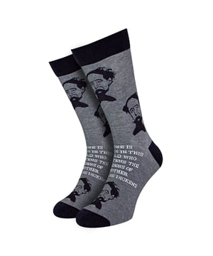 Soctopus - 1 Paar Erwachsene Charles Dickens Spaßsocken: Die Spaßsocken von Soctopus sind eine lustige, kreative Geschenkidee für die Person, die gerne lacht. Warum nicht diese Erwachsenen Charles Dickens Socken in Betracht ziehen, die mit großartigen Mustern des legendären Mannes überall bedruckt sind! Diese kreativen Socken sind eine witzige, einzigartige Geschenkidee für jeden, der Spaßsocken liebt oder einfach etwas anderes an den Füßen ausprobieren möchte. Sie wären sogar eine tolle Last-Minute-Geschenkidee für den Weihnachtssockel! Sie sitzen bequem und bestehen aus einem weichen, atmungsaktiven Material, das zu 70% aus gekämmter Baumwolle besteht, was sie noch weicher macht als normale Baumwolle und perfekt für den ganzen Tag geeignet. Sie sind in 2 Erwachsenengrößen erhältlich: 4-8 UK, 9-12 UK und in einer Farbe Grau mit schwarzem Absatz und Spitze sowie einem Dickens-Muster und sogar einem ikonischen Zitat von ihm, das lautet: „Niemand ist in dieser Welt nutzlos, der die Lasten eines anderen erleichtert.“ Geboren in Brighton, feiert Soctopus das Beste von allem, was Spaß, Kreativität und Positives im Leben ausmacht! Diese Socken sind 1 Paar pro Packung und bestehen aus: 70% gekämmter Baumwolle, 28% Polyester, 2% Elastan. Sie sind maschinenwaschbar. Zusätzliche Produktdetails: Soctopus Erwachsene Spaßsocken Charles Dickens Design 70% gekämmte Baumwolle Eine lustige, kreative Geschenkidee Grau mit schwarzem Absatz und Spitze Weiches & angenehmes Tragegefühl Glattes & atmungsaktives Material 1 Paar pro Packung 2 Größenoptionen: 4-8 UK & 9-12 UK Maschinenwaschbar