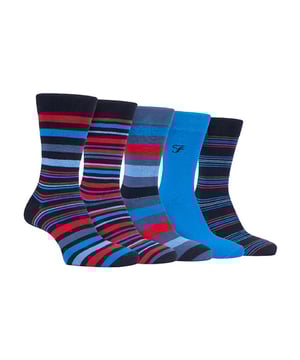 Farah 5 Pack Calcetines Bambú Bright para Hombre: ¿Quién no quiere sentirse como si caminara sobre las nubes? Pues con estos calcetines Farah Bamboo, ¡ahora puedes! El paquete de 5 calcetines para hombre están hechos de bambú, lo que significa que se sienten suaves en los pies para que la experiencia de lujo. Los calcetines de bambú también ayudan a regular la temperatura, por lo que estos calcetines le ayudarán a sentirse caliente en invierno y fresco en verano. Si sus pies sufren de problemas de circulación, estos calcetines de agarre suave le ayudarán a mejorar la circulación regular. Estos calcetines están disponibles en diferentes diseños de rayas y colores lisos. Este paquete incluye 5 pares, ¡un par para cada día de la semana laboral! Están disponibles en las tallas 6-11 del Reino Unido y están fabricados con un 69% de viscosa de bambú, un 28% de poliéster, un 2% de elastodieno y un 1% de elastano. Lavables a mano. Detalles adicionales del producto: Calcetines de Bambú para Hombre Agarre Suave Patrones de Rayas y Colores Calcetines Brillantes Mejoran la Circulación Regular Costuras de los Dedos Hechas a Mano 5 Pares Material Bambú