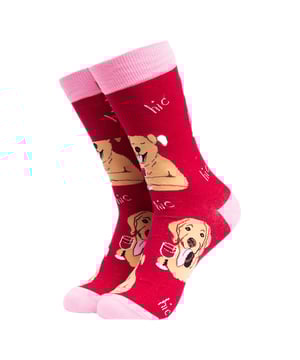 Soctopus - 1 Par de Calcetines para Perro: Los calcetines Soctopus son una idea de regalo divertida y creativa para la persona a la que le encanta reír. Por qué no considerar estos calcetines para adultos con diferentes razas de perros en ellos como un gran par para su colección de calcetines. Estos calcetines creativos son una idea de regalo única y divertida para cualquier persona a la que le gusten los calcetines originales o simplemente quiera probar algo diferente en sus pies. Incluso pueden ser un buen regalo de última hora para Navidad. Se ajustan cómodamente y están hechos de un material suave y transpirable que incluye un 70% de algodón peinado, lo que los hace aún más suaves que el algodón normal y perfectos para llevarlos durante todo el día. Están disponibles en 2 tallas para adultos: 4-8 Reino Unido, 9-12 Reino Unido y tienen más de 12 patrones Doggy diferentes, incluyendo: Dogtor, Party Pups, Cocker Spaniel, Pug Shots, Sausage Dogs y muchos más. Todos con diseños alegres y divertidos. Nacido en Brighton, Soctopus celebra lo mejor de todo lo que es divertido, creativo y positivo en la vida. Estos calcetines son de 1 par por paquete y están hechos de: 70% algodón peinado, 28% poliéster, 2% elastano. Son lavables a máquina. Detalles adicionales del producto: Calcetines Soctopus para adultos con diseños de perros 70% algodón peinado Una idea de regalo divertida y creativa 14 diseños disponibles Tacto suave y cómodo Material suave y transpirable 1 par por paquete 2 opciones de tallas: 4-8 UK & 9-12 UK Lavables a máquina