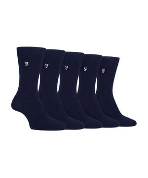 Farah 5 Pack Calcetines Bambú Bright para Hombre: ¿Quién no quiere sentirse como si caminara sobre las nubes? Pues con estos calcetines Farah Bamboo, ¡ahora puedes! El paquete de 5 calcetines para hombre están hechos de bambú, lo que significa que se sienten suaves en los pies para que la experiencia de lujo. Los calcetines de bambú también ayudan a regular la temperatura, por lo que estos calcetines le ayudarán a sentirse caliente en invierno y fresco en verano. Si sus pies sufren de problemas de circulación, estos calcetines de agarre suave le ayudarán a mejorar la circulación regular. Estos calcetines están disponibles en diferentes diseños de rayas y colores lisos. Este paquete incluye 5 pares, ¡un par para cada día de la semana laboral! Están disponibles en las tallas 6-11 del Reino Unido y están fabricados con un 69% de viscosa de bambú, un 28% de poliéster, un 2% de elastodieno y un 1% de elastano. Lavables a mano. Detalles adicionales del producto: Calcetines de Bambú para Hombre Agarre Suave Patrones de Rayas y Colores Calcetines Brillantes Mejoran la Circulación Regular Costuras de los Dedos Hechas a Mano 5 Pares Material Bambú