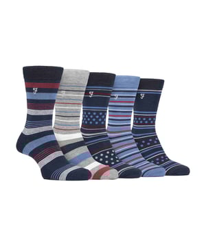 Farah 5 Pack Calcetines Bambú Bright para Hombre: ¿Quién no quiere sentirse como si caminara sobre las nubes? Bueno, con estos calcetines Farah Bamboo, ¡ahora puedes! El paquete de 5 calcetines para hombre están hechos de bambú, lo que significa que se sienten suaves en los pies para que la experiencia de lujo. Los calcetines de bambú también ayudan a regular la temperatura, por lo que estos calcetines le ayudarán a sentirse caliente en invierno y fresco en verano. Si sus pies sufren de problemas de circulación, estos calcetines de agarre suave le ayudarán a mejorar la circulación regular. Estos calcetines están disponibles en diferentes diseños de rayas y colores lisos. Este paquete incluye 5 pares, ¡un par para cada día de la semana laboral! Están disponibles en las tallas 6-11 del Reino Unido y están fabricados con un 69% de viscosa de bambú, un 28% de poliéster, un 2% de elastodieno y un 1% de elastano. Lavables a mano. Detalles adicionales del producto: Calcetines de Bambú para Hombre Agarre Suave Patrones de Rayas y Colores Calcetines Brillantes Mejoran la Circulación Regular Costuras de los Dedos Hechas a Mano 5 Pares Material Bambú