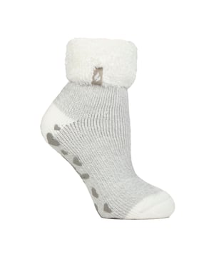 Calcetines gruesos de dormir para mujer: La misma comodidad y calidez que el calcetín térmico Heat Holders original, pero con un largo de tobillo más corto. Estos calcetines de dormir sería un regalo brillante si es para un cumpleaños o cualquier otra ocasión. Hay 3 estilos individuales entre los que elegir: puño de canalé con vuelta, puño de plumas con vuelta y ribete de plumas. El puño de plumas y la parte superior de plumas contribuyen a la comodidad y calidez de los calcetines. El puño de canalé añade estilo al calcetín y le da un aspecto más robusto que las plumas. Nuestro hilo térmico de diseño avanzado proporciona un aislamiento de alto rendimiento contra el frío, con una capacidad de transpiración de la humedad y una suavidad superiores. Nuestra innovadora tecnología de tricotado produce nuestro exclusivo pelo acolchado de bucles cortos para retener más aire caliente, aumentando el calor. Nuestro experto proceso de cepillado maximiza la cantidad de aire caliente retenido en el interior de cada calcetín para ofrecer una increíble calidez total y comodidad durante todo el día. Estos calcetines vienen en paquetes de 1 par y están disponibles en 6 colores y estilos. Están disponibles en las tallas 4-8 UK / 37-42 EU / 5-9 US y están hechos de una mezcla de acrílico, poliéster, nylon y elastano. Se pueden lavar a máquina. Detalles adicionales del producto: - Soportes térmicos - Tallas 4-8 UK / 37-42 EU / 5-9 US - 1 Par - Puño acanalado con vuelta - Parte superior de plumas - 2 Colores - Lavables a máquina