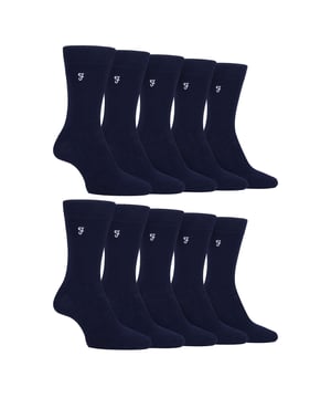 Farah - Paquete múltiple de 10 pares de calcetines de bambú brillante para hombre: Entra en un mundo de comodidad y estilo sin igual con los calcetines Farah Men's Bamboo Bright Socks. Mime sus pies con la lujosa suavidad del bambú y sienta cada paso como si caminara sobre las nubes. Este paquete de 10 calcetines para hombre está hecho de bambú, proporcionando un tacto suave y afelpado que eleva tu experiencia con los calcetines. Las propiedades únicas del bambú van más allá de la mera suavidad: estos calcetines regulan la temperatura de forma natural, garantizando calor en invierno y una sensación fresca y transpirable en verano. Si le preocupa la circulación, ¡no se preocupe! El diseño de agarre suave de estos calcetines contribuye a mejorar la circulación regular, favoreciendo el confort durante todo el día. Exprese su individualidad con los más de 12 diseños variados de rayas, colores vivos y lisos. . Disponibles en talla única de hombre 6-11 UK, estos calcetines están meticulosamente confeccionados en 69% Viscosa (de Bambú), 28% Poliéster, 2% Elastodieno y 1% Elastano para una mezcla de suavidad, durabilidad y flexibilidad. Se pueden lavar a máquina. Detalles adicionales del producto: Farah Men's Bamboo Socks 10 Pair Value Pack Super Soft Bamboo Moisture Wicking Striped & Coloured Patterns Hand-Linked Toe Seams Soft Gentle Grip Top Great For Circulation Over 12 Style Options Men's One Size: 6-11 UK Lavables a Máquina