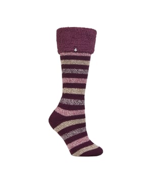 Calcetines térmicos para mujer Cosy Cuff Boot Socks: Heat Holders son simplemente los calcetines y accesorios térmicos más cálidos que puedes comprar. Empezaron en 2008 con la visión de crear el calcetín térmico definitivo, más cálido que cualquier otro del mercado. Mantén las piernas y los pies calientes con estos calcetines de bota con puño giratorio. Si tienes las piernas y los pies fríos en invierno, estos calcetines más largos tienen un forro térmico más grueso que te mantendrá caliente durante más tiempo. Fabricados con Heat Holders Brushing, su proceso de cepillado experto maximiza la cantidad de aire caliente que se mantiene en el interior de cada calcetín para ofrecer una calidez insuperable y comodidad durante todo el día. También presentan un alto índice de 2,3 tog gracias a la innovadora tecnología de punto de Heat Holders, que utiliza un pelo acolchado de bucle largo PATENTADO en el Reino Unido. Combina estos calcetines largos con cualquier par de botas, tanto si sales de excursión como si quieres lucir estos calcetines a rayas, ¡quedarán impresionantes con unos botines bajos! . Estos calcetines están disponibles en las tallas para mujer 4-8 UK, 37-42 EU, 5-9 US. Detalles adicionales del producto: - Calcetines térmicos para mujer - Calcetines térmicos oficiales - Hilo térmico - Puño giratorio - Cepillado térmico - Forro térmico grueso - Rayas de colores y diseños - Alto Tog - Diseño a rayas - Rayas azul marino y rosa - Tallas 4-8 UK, 37-42 EU, 5-9 US