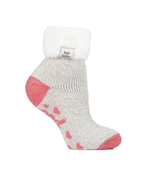 Calcetines Heat Holders Ladies Lounge: Relájate en casa con estos acogedores calcetines. Tanto si quieres estar calentita como cómoda en casa, estos calcetines de salón tienen un diseño bonito y elegante para que puedas combinarlos con cualquier conjunto informal. Todos los calcetines HEAT HOLDERS®, incluidos estos calcetines de salón, están creados con tecnología de punto PATENTADA en el Reino Unido. Este exclusivo proceso de fabricación, junto con el innovador hilo térmico de diseño japonés HEAT HOLDERS®, garantiza el máximo calor cerca de la piel, manteniendo los pies calientes durante más tiempo. Con una calificación TOG de 2,34, estos calcetines están diseñados para mantener los pies calientes y conservar el calor cerca de la piel. También evitan que tus pies se sientan húmedos gracias a su suave forro térmico interior cepillado. Con un acolchado de pelo largo, estos calcetines térmicos ayudarán a mantener los pies totalmente cómodos y apoyados. Estos calcetines son el regalo perfecto para cualquier mujer que tenga los pies fríos. El puño giratorio permite subir o bajar los calcetines para un ajuste más cómodo. Estos calcetines están disponibles en las tallas para mujer 4-8 UK. Detalles adicionales del producto: - Calcetines térmicos oficiales - Calcetines térmicos para mujer - Hilo térmico - Lazos térmicos - Cepillado térmico - Forro térmico grueso - 2.34 tog - Puños antideslizantes - Bajo el tobillo - Tallas 4-8 UK