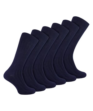 Calcetines de vestir de algodón de colores lisos: Eleva tu estilo diario con nuestros calcetines de algodón de colores lisos de canalé para hombre, un complemento vibrante y cómodo para tu colección de calcetines. Presentados con orgullo por Sock Snob, estos calcetines aportan un estallido de color y una suavidad sin igual a tu armario. Fabricados con algodón de tacto suave, estos calcetines proporcionan comodidad durante todo el año. Experimenta el calor en invierno y la regulación de la temperatura en verano, gracias a la naturaleza transpirable del algodón. El diseño acanalado de las perneras mejora tanto la comodidad como un ajuste seguro, haciendo de estos calcetines una excelente elección para cualquier ocasión. Sumérjase en nuestra extensa gama de más de 15 colores, meticulosamente elaborada para personas preocupadas por la moda que aprecian la variedad en su atuendo. Con opciones como negro, azul marino, azul real, rojo, amarillo, naranja, fucsia y más, puede añadir un toque de color a su conjunto diario. Estos calcetines están fabricados con un 84% de algodón, un 14% de poliamida y un 2% de elastano. Están disponibles en 15 colores: Negro, azul marino, gris claro, marrón, beige, carbón, azul real, blanco, burdeos, fucsia, morado, verde oscuro, rojo, amarillo y naranja. Disponibles en talla única de hombre 6-11 UK y lavables a máquina. Detalles adicionales del producto: Calcetines de Vestir de Colores para Hombre Paquete de 6 Pares 15 Opciones de Colores Ideales para Todas las Ocasiones Fibras Ricas en Algodón Agarre Suave en la Parte Superior Pierna Acanalada Super Cómodos Sencillos y Prácticos