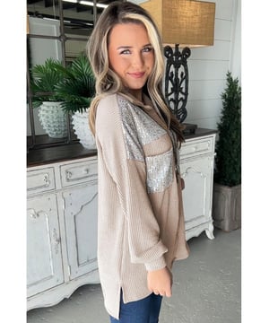 Prendas de abrigo femeninas elegantes y casuales  
Parches de lentejuelas añaden brillo a la camisa abrigo  
El diseño del bolsillo en el pecho realza su estilo y sentido de la moda  
La tela acanalada es cómoda y duradera  
Disponible en diferentes tamaños según la tabla de tallas proporcionada  
Material: 75% poliéster, 20% viscosa, 5% elastano