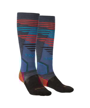 Calcetines de esquí Performance Lightweight para hombre: Aventúrate a las pistas con la comodidad inigualable y el diseño innovador de nuestros calcetines de esquí Performance Lightweight. Estos calcetines MerinoFusion™, confeccionados para ofrecer un ajuste ceñido que se adapta a cada giro y curva, permiten una transición perfecta entre las pistas de nieve polvo y las actividades de descanso. Diseñados para esquiadores de todos los niveles, ofrecen una experiencia sin arrugas con el sistema Men's Precision Fit System, que incorpora LYCRA® para una sensación de sujeción suprema. Con esmero, nuestros calcetines de esquí fusionan espinilleras Tactel® de primera calidad para reducir la fricción y microplantillas de rizo bajo los pies para amortiguar cada paso. Su composición ligera no compromete la calidez ni el confort, por lo que son perfectos para cualquier aventurero invernal. Los Performance Lightweight Ski Socks brillan por sus excepcionales características. Su sistema Moisture Management asegura que los pies permanezcan secos, mientras que ThermoFit mantiene el frío a raya. La costura plana de la puntera y las ShockZones ofrecen comodidad y protección donde hace falta, y el diseño Y-Heel mantiene el calcetín firmemente en su sitio. Deslízate en una prenda de alto rendimiento que se mueve contigo y te ayuda en tus actividades alpinas. Características distintivas: - Ajuste de alto rendimiento - Amortiguación estratégica - Absorción superior de la humedad - Ajuste termorregulador - Suave costura plana en la puntera - ShockZones reforzados - Exclusiva construcción Y-Heel - Aptos para dentro y fuera de pista - Ideales para esquí de travesía - LYCRA® para un ajuste seguro".