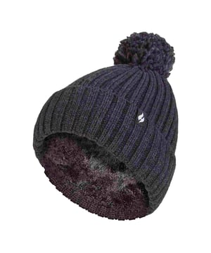 Gorro con pompón estilo Arden para mujer: Como el original Heat Holders pero con un estilo moderno, este gorro estilo Arden, como el original, tiene como objetivo mantenerte calentita y abrigada a la vez que a la moda con su estilo y tejido contemporáneos. Estos gorros de mujer tienen un forro de felpa aislante, llamado Heatweaver, que es aún más eficaz para mantener el aire caliente que cualquier forro normal. Este forro está diseñado para ser suave y ofrecer un tacto lujoso a la vez que mantiene el aire caliente cerca de la piel, impidiendo que entre el aire frío. Todo ello está pensado para que estés calentito durante todo el invierno. Este gorro con pompón estilo Arden tiene un puño vuelto y un suave y esponjoso pompón en la parte superior. Este gorro tiene una construcción de punto acanalado para mantener el gorro seguro y más duradero. Estos gorros con pompón de estilo Arden de Heat Holders para mujer están disponibles en 5 colores, entre los que se incluyen el coral, el vaquero y el gris claro. Están hechos de 55% poliéster, 45% acrílico en el exterior del gorro y el forro está hecho de 100% poliéster. Vienen en talla única y son lavables a máquina. Detalles adicionales del producto: Heat Holders Heat Weaver Forro polar Arden Style Rib Construction Pom Pom Hat Turn Over Cuff Exterior: 55% poliéster, 45% acrílico Forro: 100% poliéster Lavable a máquina