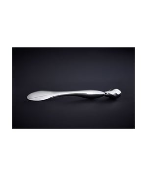 Das speziell konzipierte Excellent Massage Tool garantiert eine kühlende und luxuriöse Anwendung. Der Massagekopf mit Diamantschliff sorgt neben einer luxuriösen Massage rund um die Augen auch für die exzellente Einarbeitung des Face & Eye Serums in die Haut. Der Spatel auf der Rückseite bietet eine hygienische Entnahme und perfekte Dosierung der Cream.