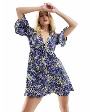Dresses by Wednesday's Girl Dress the part Floral design V-neck Ruffle details Short sleeves Regular fitSold By: Asos