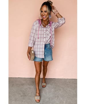 Estampado de cuadros clásico  
Corte holgado  
Diseño con capucha y cordón  
Versátil para looks casuales o elegantes  
Disponible en múltiples tallas  
Tabla de tallas proporcionada como referencia  
Material: 65% Poliéster 35% Algodón
