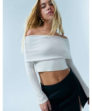 Tops by ASOS DESIGN Introduce it to your other nice tops Fold-over top Off-shoulder style Long sleeves Cropped length Regular fitSold By: Asos