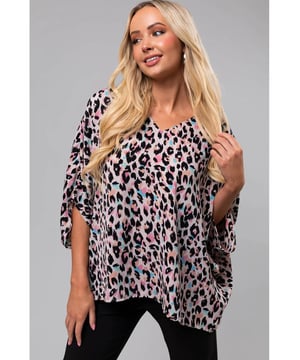 Blusa oversized de estampado de leopardo multicolor rosa con escote en V  
Estampado de leopardo a la moda  
Blusa suelta con un ajuste oversized para diferentes formas  
Diseño de escote en V que realza tus clavículas  
Prenda versátil para atuendos casuales o elegantes  
Disponible en diferentes tallas para un ajuste perfecto  
Material: 100% Poliéster